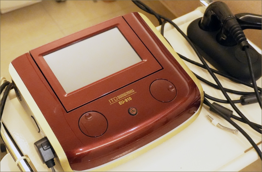 深部の筋肉に届く、高電圧治療機器を使用